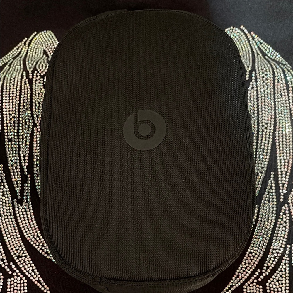 Beats- Studio Pro- cancelling noise headphones